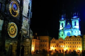 Zegar astronomiczny, w tle kościół Matki Boskiej przed Tynem Zegar astronomiczny, w tle kościół Matki Boskiej przed Tynem