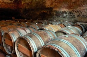 Wino dojrzewające w beczkach Wino dojrzewające w beczkach