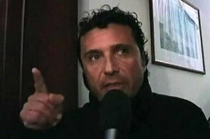 schettino z mikrofonem schettino z mikrofonem