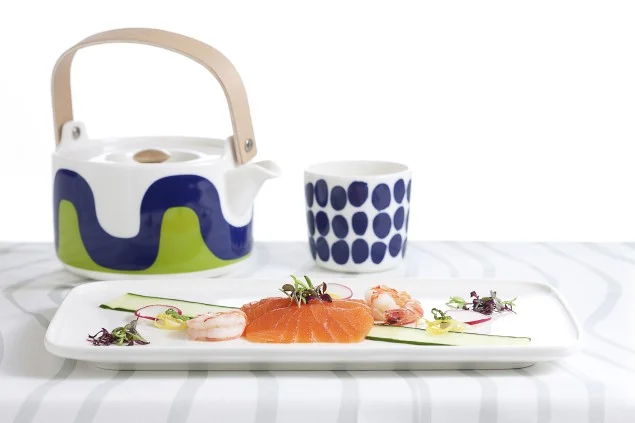 Przykład posiłku w klasie biznes w zastawie Marimekko
