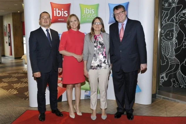 Mateusz Czerwiński (Warsaw Convention Beaureau), Joanna Świerkosz (Orbis / Accor), Monika Białkowska (Warszawska Oragnizacja Turystyczna) i Stephen Hadley (ibis). fot. Gałązka/AKPA