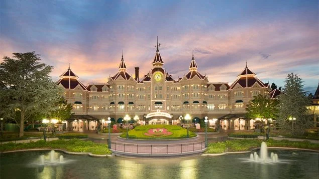 Disneyland Hotel znajduje się tuż przy wejściu do parku Fot.Disneyland Paris