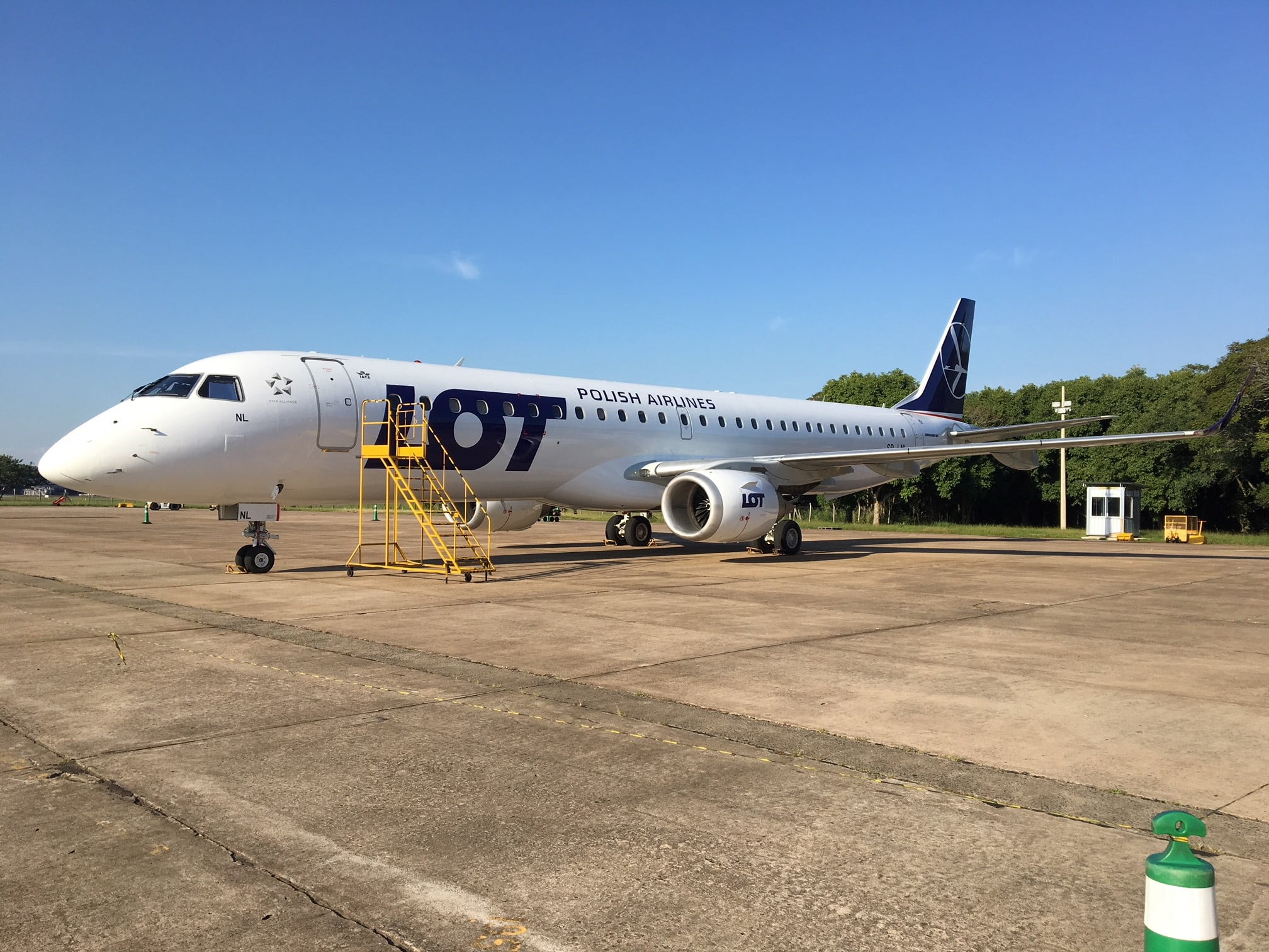 Фото салона embraer 195