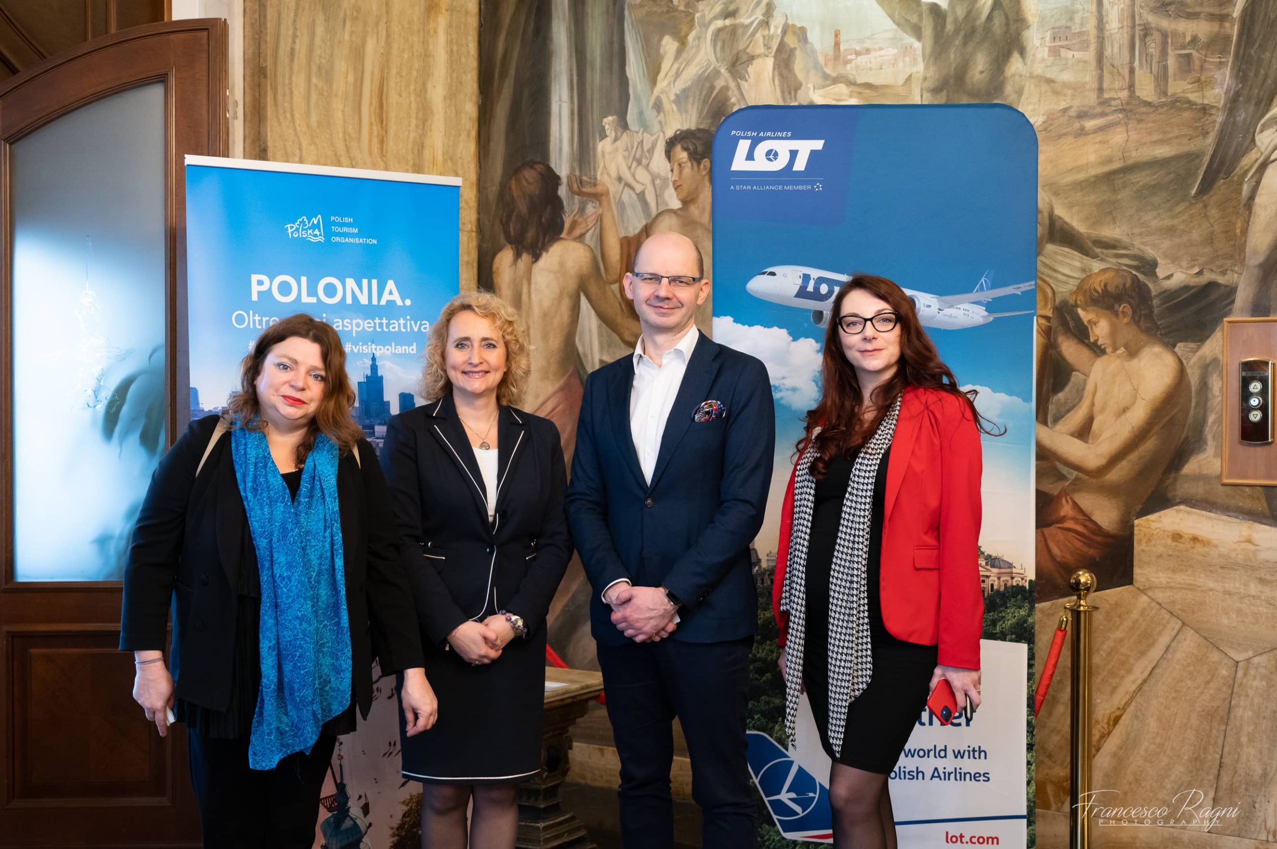 Świat, LOT i PPL promowały w Rzymie połączenie z lotniskiem w Radomiu ...